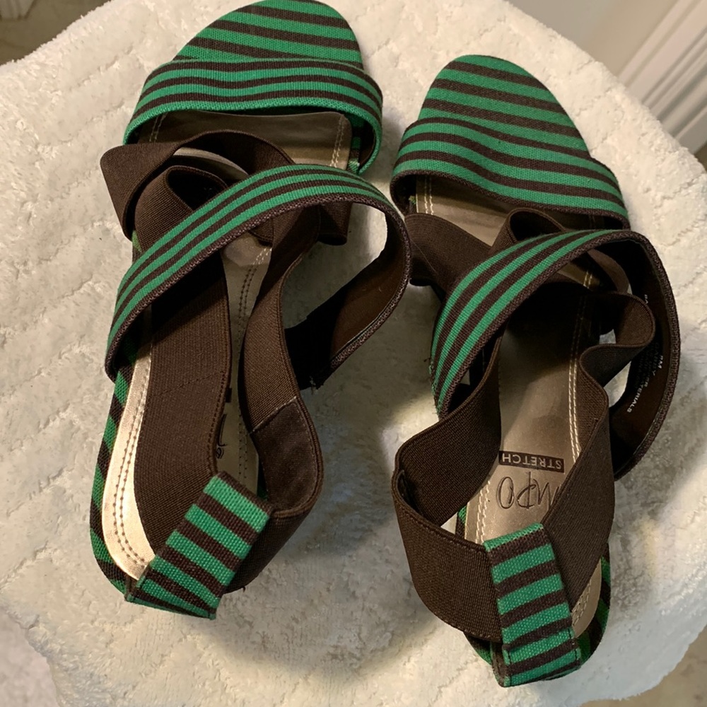 Wedge open Sandal. Drk brown/green stripe, drk brn elastic straps